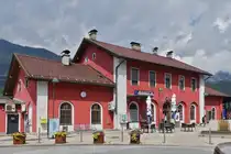 Der Bahnhof von Schwaz, von der Stra�enseite her gesehen. 08.2024