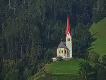 Kirche St Pankraz in F�gen im Zillertal, erbaut zwischen 1494 – 1497, aufgenommen aus der Zillertalbahn. 08.2024 