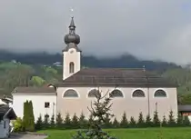 Kath. Pfarrkirche Maria vom Siege in Aschau im Zillertal, aufgenommen aus dem Zug der Zillertalbahn. 08.2024