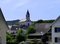 Kichlinsbergen im Kaiserstuhl, Blick zur Kirche, hoch �ber dem Winzerdorf, Aug.2024