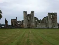 Easebourne, Cowdray Castle, Ruine eines Tudor Hauses, zerst�rt nach Brand 1793 (07.09.2024)