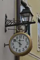 Gro�e Uhr an einer Hauswand in Schwaz. 08.2024