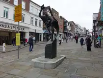 Guildford, Skulptur und H�user in der High Street (07.09.2024)