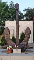 Den vom Meer nicht wiedergekehrten M�nnern ist dieses Denkmal gewidmet, so gesehen Anfang September 2024 in Chłopy.