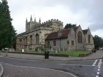 Basingstoke, Pfarrkirche St. Michael, erbaut im 16. Jahrhundert, zweischiffige Kirche mit Westturm (08.09.2024)