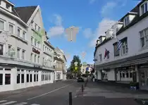 Diese Stra�e in Valkenburg ist Weltbekannt, vor allem bei den Radsportfans, hier Rechts um die Ecke beginnt der Cauberg, dieser wird in vielen Radrennen in Limburg befahren, aufgenommen nahe der Grendelpoort. 12.09.2024