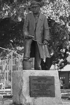 Dieses Denkmal ist dem Kommandeur Stanisław Mieszkowski, Kapit�n des Hafens von Kolberg und Kommandant der Kriegsmarine gewidmet. (Kolberg (Kołobrzeg), September 2024)