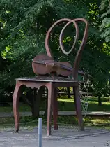 Eines von dreien �bergro�en Streichinstrumenten, welche in Anfang September 2024 in Kolberg (Kołobrzeg) entdeckt hatte.