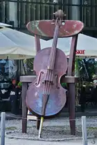 Eines von dreien �bergro�en Streichinstrumenten, welche in Anfang September 2024 in Kolberg (Kołobrzeg) entdeckt hatte.