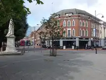 Reading, Queen Victoria Denkmal und Geb�ude am Town Hall Square (08.09.2024)