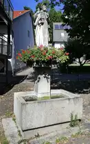 Elzach, Brunnen an der Hauptstra�e, Juli 2022