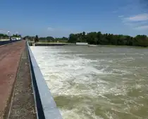 Rhinau/Elsa�, das Stauwehr am Altrhein dient zur Regulierung des Wasserstandes, Aug.2014