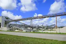 Rhinau/Elsa�, gro�es Kieswerk unmittelbar am Rhein, mit entsprechenden Verladeeinrichtungen f�r Frachtschiffe, Aug.2024