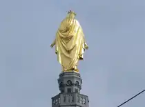 Die heilige Jungfrau auf der  Chapelle Saint Thomas - Sainte Marie  in Lyon am 18.10.23. Sie dreht uns den R�cken zu. Aber so sind sie halt, diese Jungfrauen.