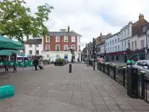 Bedford, H�user und Gesch�fte in der High Street (11.09.2024)