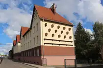 An einem renovierten Wohnhaus in der Bahnhofsstra�e in Pasewalk h�ngen zahlreiche Nistk�sten. Gesehen am 04. Oktober 2024.