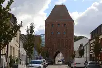Das Prenzlauer Tor in Pasewalk ist eines der  ehemals vier vorhandenen Toren der Wehranlage der Stadt Pasewalk, hier gesehen am 04. Oktober 2024.

