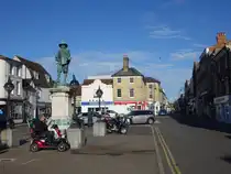St. Ives, Oliver Cromwell Denkmal und Geb�ude am Market Hill (12.09.2024)