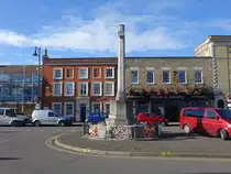 St. Ives, War Memorial Denkmal und The Swan and Angel Hotel am Market Hill (12.09.2024)