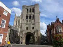 Bury St. Edmunds, normannischer Tower, St. James Gate, erbaut im 12. Jahrhundert als Torhaus der Abtei (12.09.2024)