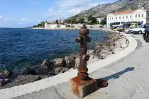 Rostiger Hydrant verziert den Hafen von Karlobag; 241011