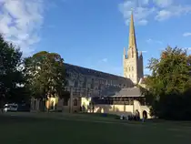 Norwich, Kathedrale Holy Trinity, erbaut von 1096 bis 1145, Vierungsturm erbaut im 12. Jahrhundert (12.09.2024)