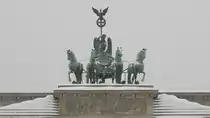 Die Quadriga auf dem Brandenburger Tor in Berlin am 30.12.2010. Auf einem Vierergespann bringt Siegesg�ttin Viktoria den Frieden in die Stadt.