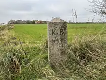 �stlich des Dorfes Kalvslund steht einer der wenigen Grenzsteine von der ehemaligen Grenze zwischen D�nemark und Deutschland. Die Grenze verlief hier von 1864 bis 1920, danach fiel Nordschleswig an D�nemark. Aufnahme: 24. Oktober 2024.