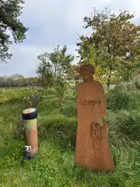 �stlich von Kalvslund, an der Stelle, wo fr�her die d�nisch-deutsche Grenze verlief, steht die st�hlerne Silhouette von Karen Poulsen. Sie schmuggelte Hunderte von d�nisch gesinnten Nordschleswigern �ber die Grenze von Deutschland nach D�nemark, als sie w�hrend des Ersten Weltkriegs vom deutschen Milit�rdienst desertierten. Dieser Ort war von 1864 bis 1920 Teil der Grenze zwischen D�nemark und Deutschland.
Aufnahme: 24. Oktober 2024.