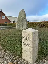 Im Dorf Harreby �stlich von Ribe (Ripen) steht der Grenzstein Nr. 28 der ehemaligen d�nisch-deutschen Grenze von 1864 bis 1920. Dies ist nicht der urspr�ngliche Standort des Steins, da die Grenze nicht durch Harreby verlief, sondern einige Kilometer weiter westlich. Die meisten der alten Grenzsteine wurden jedoch von ihrem urspr�nglichen Standort entfernt. Aufnhame: 24. Oktober 2024.