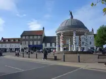 Swaffham, H�user und Pavillon am Market Place (14.09.2024)