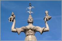 Die vom K�nstler Peter Lenk geschaffene Imperia tr�gt auf ihren H�nden Kaiser und Papst. Die 10 m hohe Figur dreht sich innerhalb 3 Minuten um die eigene Achse. 10.08.2008.