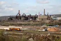 Die V�lklinger H�tte aus einem Etwas anderen Blickwinkel, n�mlich von der Hallerstra�e aus. Im Vordergrund sind die Gleise der Werkbahn auf dem Saarstahl-Gel�nde zu sehen.