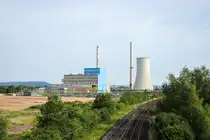 Das Kraftwerk Ensdorf einen Tag vor der der Sprengung der T�rme am 29. Juni 2024. Mittlerweile steht der Bau der Fabrik, f�r die das Kraftwerk weichen musste auf der Kippe. Im Vordergrund ist die Saarstrecke (KBS 685) zu sehen.