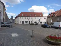 Mutzschen, H�user und Postmeilens�ule am Marktplatz (13.07.2024)