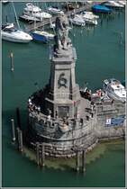 Der L�we bewacht die Hafeneinfahrt von Lindau. Am 10.08.2008 vom Leuchtturm aus aufgenommen.
