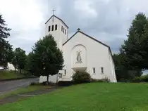 Aschbach, Pfarrkirche St. Maternus, erbaut von 1949 bis 1951 durch den Architekten Moritz Gombert (01.08.2024)