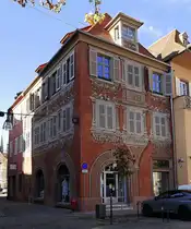 Schlettstadt (Selestat), markantes Geb�ude in der Altstadt mit Fassadenmalerei, Okt.2024