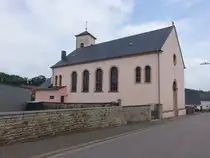 Sinz, Pfarrkirche St. Dionysius, erbaut von 1949 bis 1950 durch den Architekten H. Ulrich (03.08.2024)