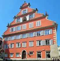 Obwohl schon 1717 fertiggestellt, tr�gt dieses Geb�ude in Lindau den Titel  Neues Rathaus . Es steht direkt neben dem Alten Rathaus, erf�llt seine Funktion aber nicht mehr.

🕓 30.7.2024 | 11:37 Uhr