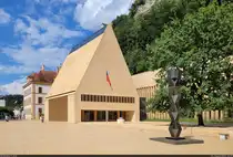 2008 er�ffnet wurde das Landtagsgeb�ude des F�rstentums Liechtenstein. Es steht neben dem Regierungsgeb�ude auf dem Peter-Kaiser-Platz in Vaduz. Im Plenarsaal finden 25 Abgeordnete Platz.

🕓 1.8.2024 | 16:19 Uhr