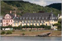 Unkel am Rhein, Geb�udeensemble an der Rheinpromenade. Links ist das Freiligrathhaus zu sehen. Aufgenommen vom gegen�ber liegenden Rheinufer am 14.08.2008.