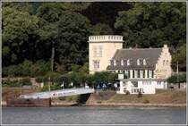 Unkel am Rhein, Geb�ude an der Rheinpromenade. Aufgenommen vom gegen�ber liegenden Rheinufer am 14.08.2008.