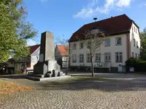 Stra�berg, Rathaus und Weltkriegsdenkmal am Plan (27.09.2024)