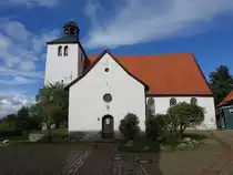 Neinstedt, evangelische St. Katharinen Kirche auf dem Kirchberg, erbaut im 12. Jahrhundert (28.09.2024)