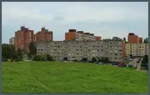 Der Stadtteil Smeltė wurde f�r die wachsende Bev�lkerung Klaipėdas weitgehend mit standardisierten Plattenbauten errichtet. Weit verbreitet im Stadtteil ist dieser 5-geschossige Plattenbau. (26.08.2024)