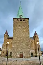Der sp�tromanische Turm aus dem 12. Jahrhundert ist der �lteste Teil der Kirche St. Mauritius, welcher Mitte des 19. Jahhunderts aus Kostengr�nden beim Bau der neugotischen Kirche �bernommen wurde. (Hattingen-Niederwenigern, November 2024)