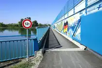 Burkheim, der Rad-und Fu�weg verbindet die deutsche mit der franz�sischen Seite des Rheins, wurde 2023 er�ffnet, Sept.2023