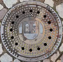 Kanaldeckel mit dem Wappen der s�chsischen Stadt Wilsdruff im Dezember 2024