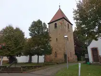 Limbach, evangelische Kirche St. Elisabeth, Chorturm aus dem 13. Jahrhundert, Langhaus erbaut im 18. Jahrhundert (12.10.2024)